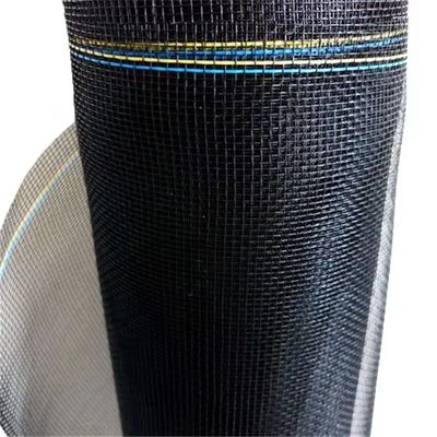 Tela de fibra de vidro negra no interior mantém os mosquitos fora e permite o fluxo de ar