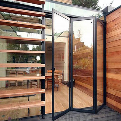 Porta de garagem grande transparente com superfície finalizada e material de liga de alumínio