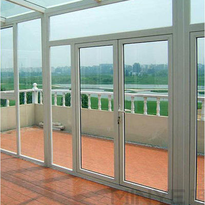 Portas de vidro frontais com perfil de PVC branco e vidro duplo temperado