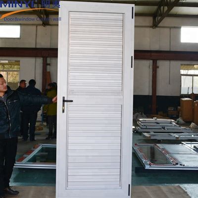 Cortinas de lâmina de alumínio A solução definitiva para a ventilação exterior das portas da frente
