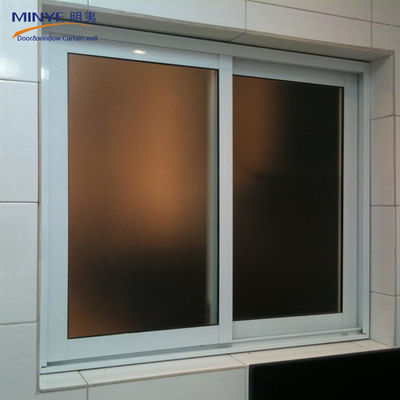 Janela deslizante de vinil de abertura horizontal com barbatana e vidro endurecido