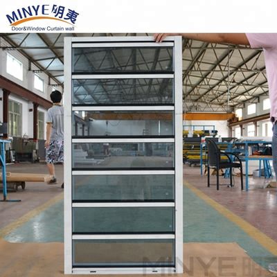 Retrovisores elétricos de alumínio com abertura vertical para controlo da luz e da ventilação