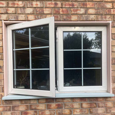 Janela deslizante de vidro temperado de PVC/PVC com grelhas decorativas e função à prova de vento