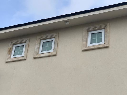 Janela deslizante de vidro temperado de PVC/PVC com grelhas decorativas e função à prova de vento