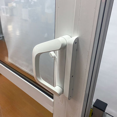 Transforme sua varanda em um espaço de relaxamento com uma porta de vidro de alumínio