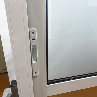 Transforme sua varanda em um espaço de relaxamento com uma porta de vidro de alumínio