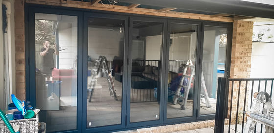 Porta de acordeão de vidro exterior dobrável com design moderno e fácil manutenção