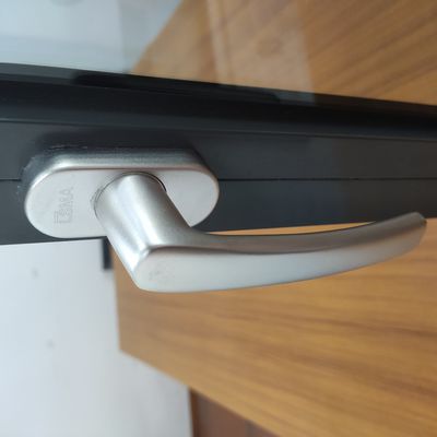 Janela de revestimento de liga de alumínio de design moderno para selar a varanda contra um forte tufão