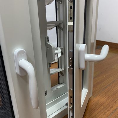 Janela de alumínio com vidro temperado e design personalizável