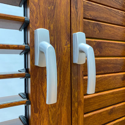 Janela de cortina de alumínio de abertura horizontal personalizada com acabamento de grão de madeira