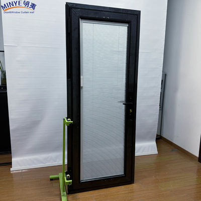 Porta de vidro de alumínio com cortina interna e vidro duplo temperado